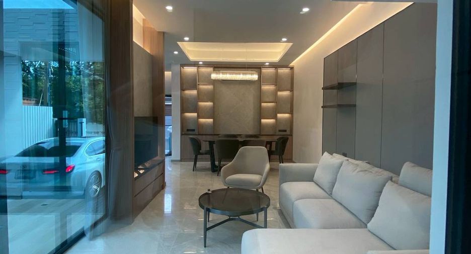 For rent 4 bedrooms house in Watthana, Bangkok