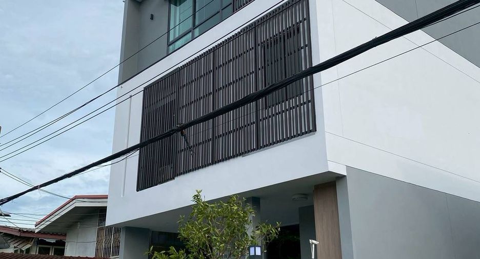 For rent 4 bedrooms house in Watthana, Bangkok