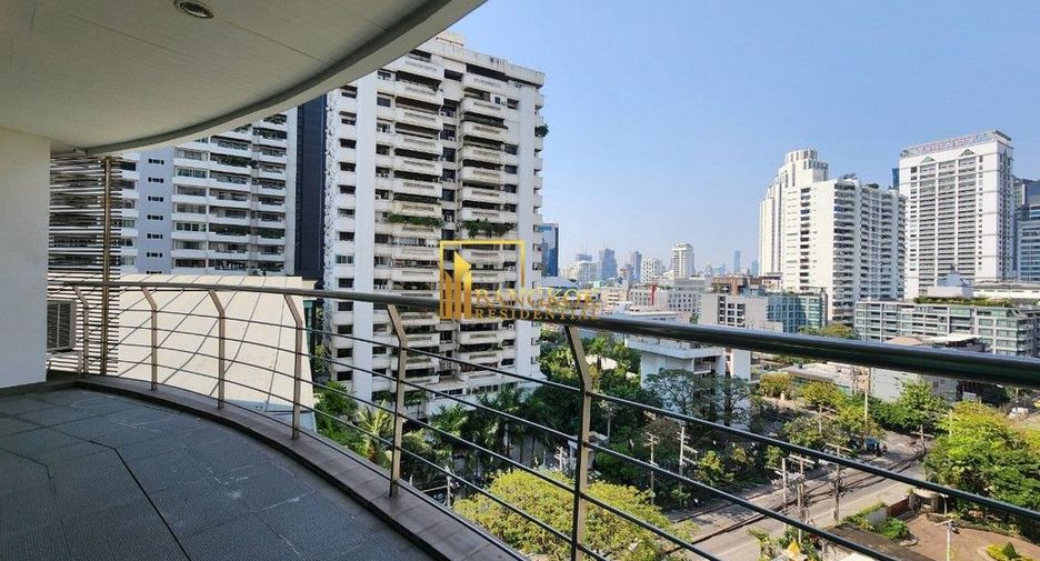 Condo en alquiler y en venta de 3 habitaciones en Watthana, Bangkok