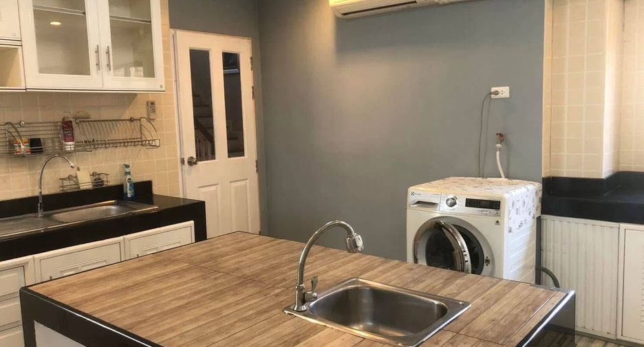 For rent 4 bedrooms house in Mueang Chiang Mai, Chiang Mai