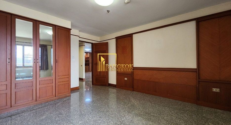 Condo en alquiler y en venta de 3 habitaciones en Khlong Toei, Bangkok