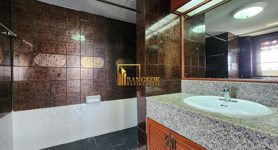 Condo en alquiler y en venta de 3 habitaciones en Khlong Toei, Bangkok