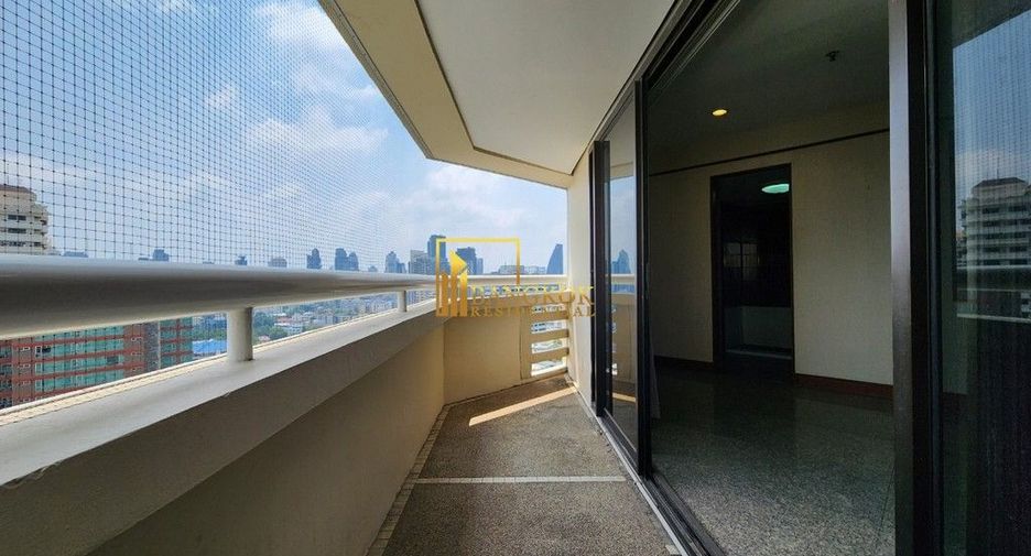 Condo en alquiler y en venta de 3 habitaciones en Khlong Toei, Bangkok