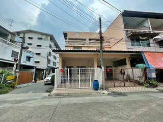 Casa adosada en alquiler de 4 habitaciones en Suan Luang, Bangkok