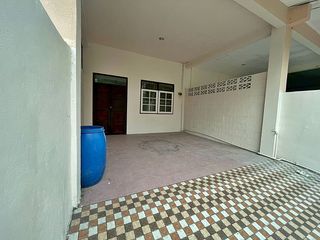 Casa adosada en alquiler de 4 habitaciones en Suan Luang, Bangkok