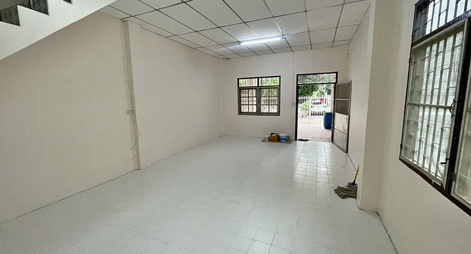 For rent 4 bedrooms townhouse in Suan Luang, Bangkok