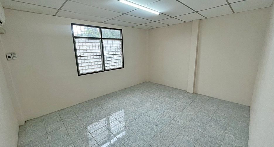 For rent 4 bedrooms townhouse in Suan Luang, Bangkok