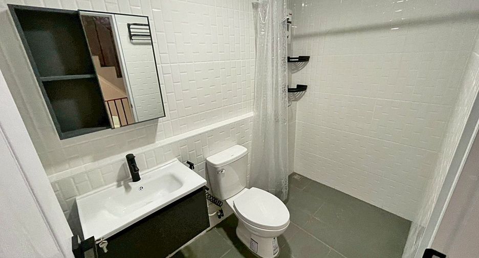 For rent 4 bedrooms townhouse in Suan Luang, Bangkok