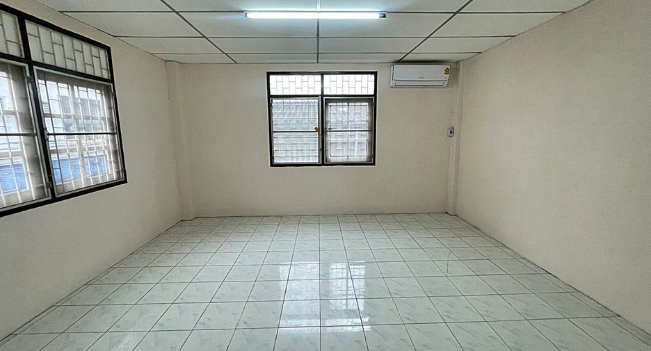 For rent 4 bedrooms townhouse in Suan Luang, Bangkok