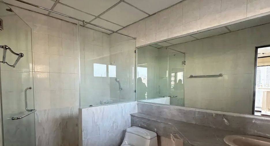 For sale 3 ベッドルーム condo in Watthana, Bangkok
