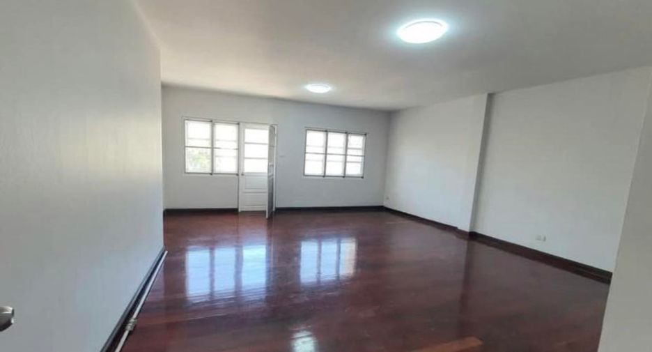Casa adosada en venta de 5 habitaciones 