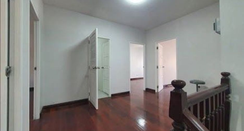 Casa adosada en venta de 5 habitaciones 