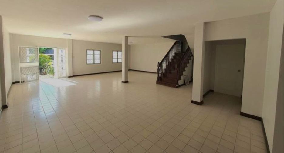 Casa adosada en venta de 5 habitaciones 