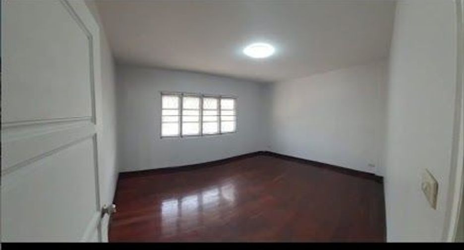 Casa adosada en venta de 5 habitaciones 