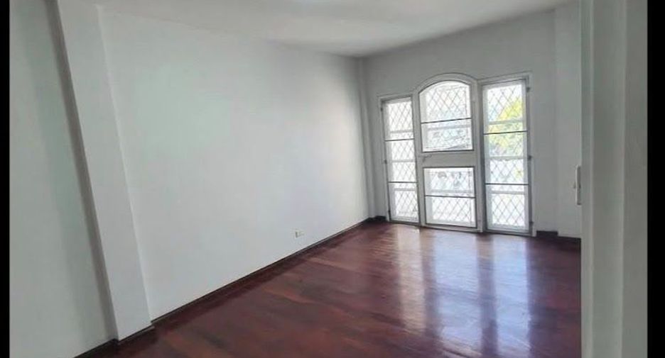 Casa adosada en venta de 5 habitaciones 