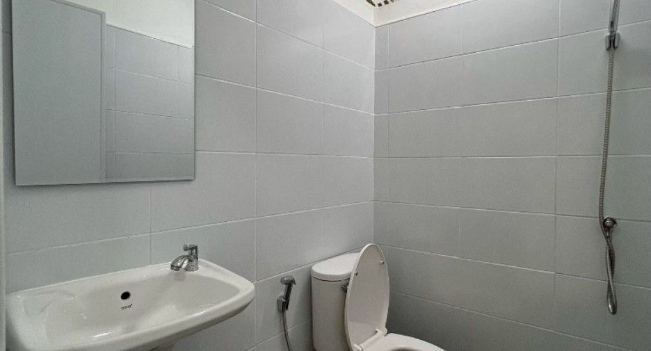 For sale 5 bedrooms townhouse in Mueang Samut Prakan, Samut Prakan