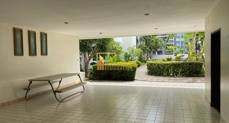 Condo en alquiler y en venta de 3 habitaciones en Watthana, Bangkok