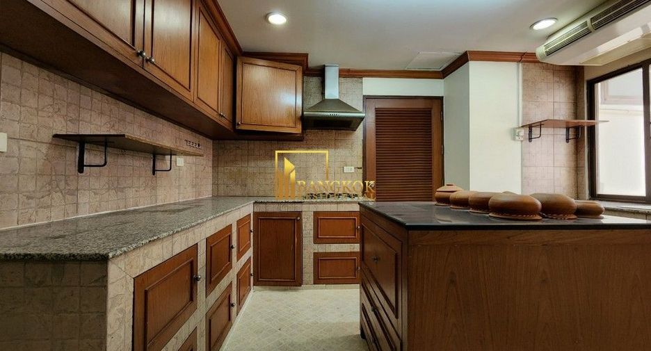 Condo en alquiler y en venta de 3 habitaciones en Khlong Toei, Bangkok