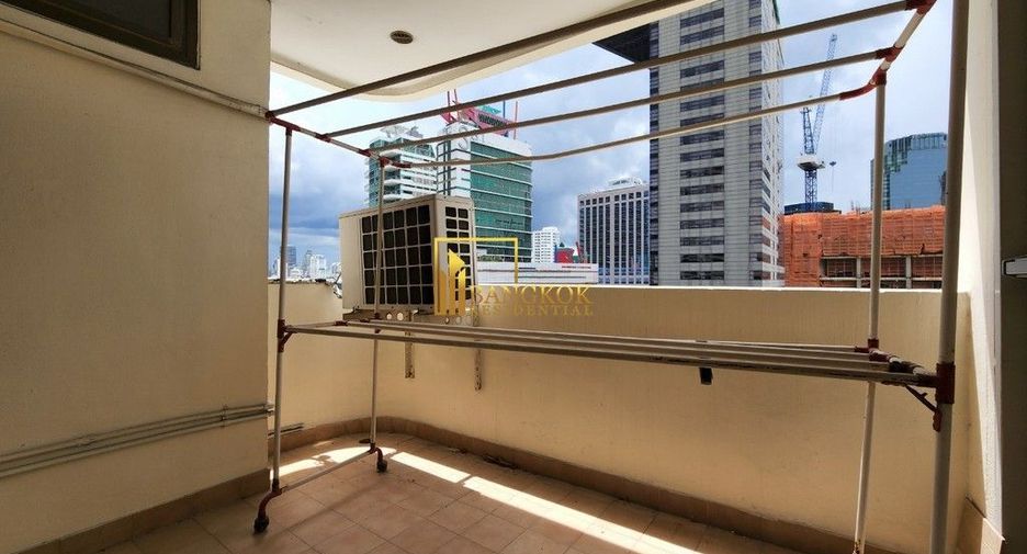 Condo en alquiler y en venta de 3 habitaciones en Khlong Toei, Bangkok