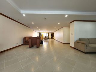 À louer et à vendre 3 chambres condo à Khlong Toei, Bangkok