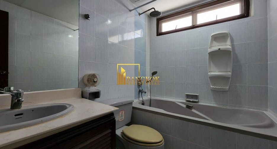 Condo en alquiler y en venta de 3 habitaciones en Khlong Toei, Bangkok