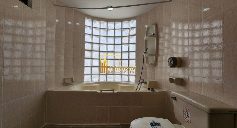Condo en alquiler y en venta de 3 habitaciones en Khlong Toei, Bangkok