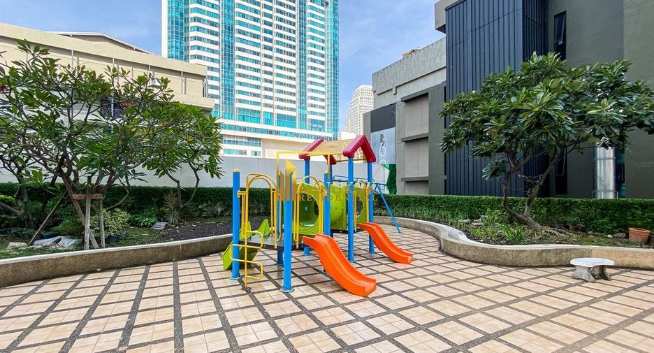 Condo en alquiler y en venta de 3 habitaciones en Khlong Toei, Bangkok