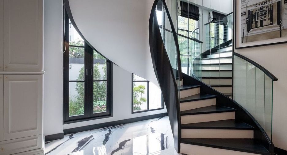 For rent 3 bedrooms house in Watthana, Bangkok