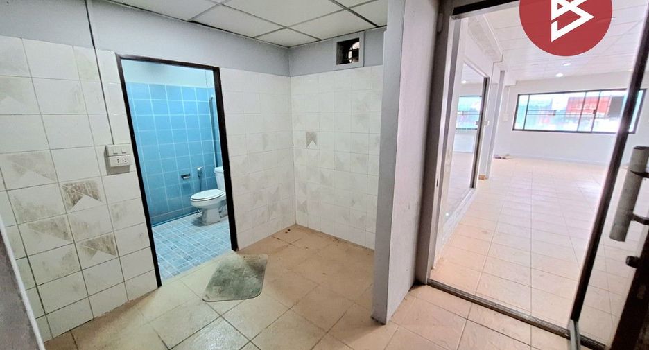 For sale 3 bedrooms retail Space in Wang Thonglang, Bangkok