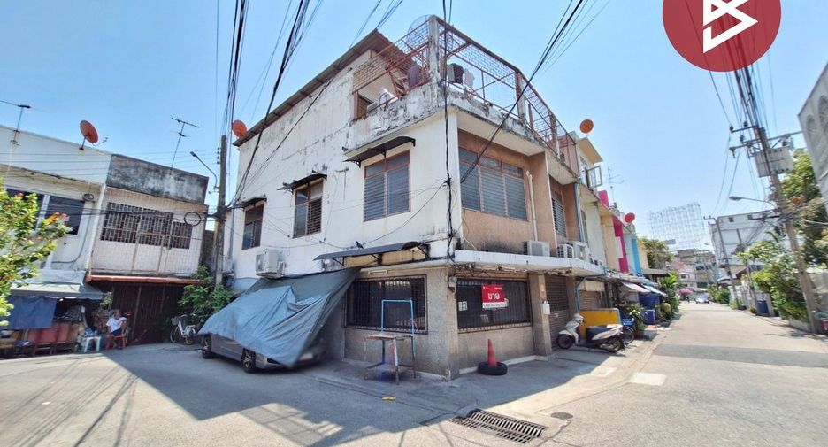 For sale 3 bedrooms retail Space in Wang Thonglang, Bangkok