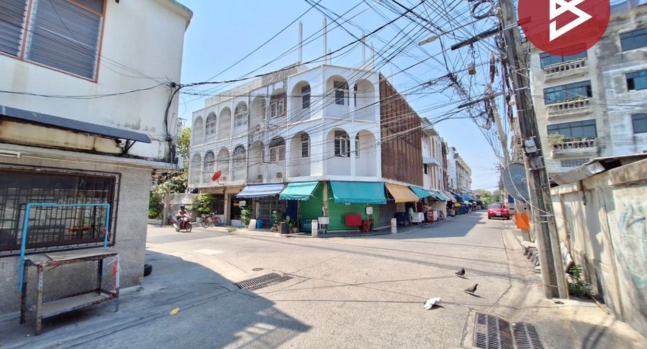 For sale 3 bedrooms retail Space in Wang Thonglang, Bangkok