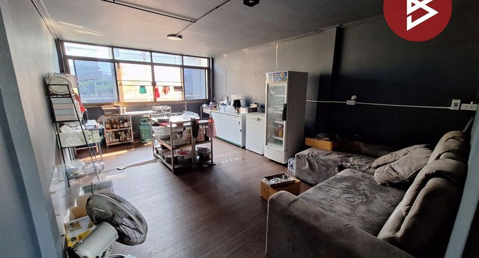 For sale 3 bedrooms retail Space in Wang Thonglang, Bangkok