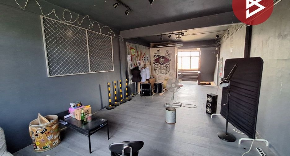 For sale 3 bedrooms retail Space in Wang Thonglang, Bangkok