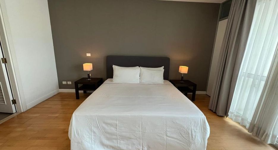 For rent 3 bedrooms condo in Pathum Wan, Bangkok