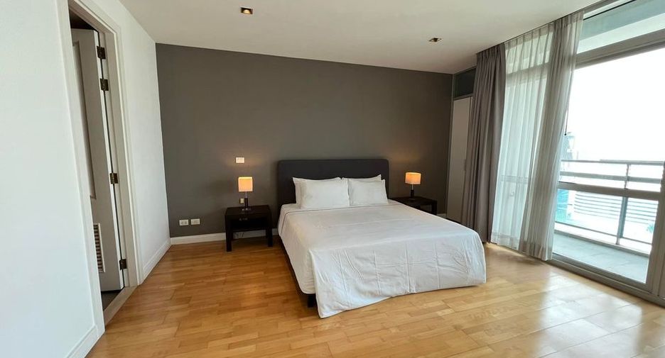 For rent 3 bedrooms condo in Pathum Wan, Bangkok