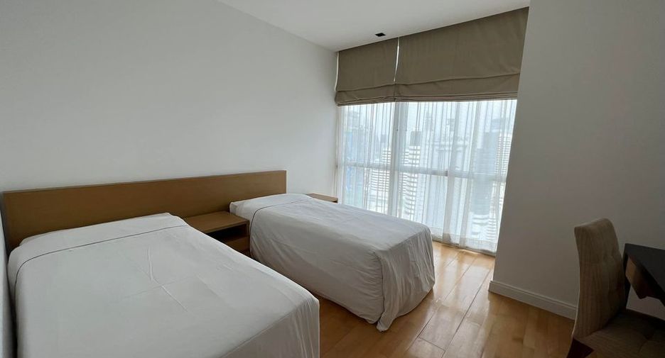 For rent 3 bedrooms condo in Pathum Wan, Bangkok