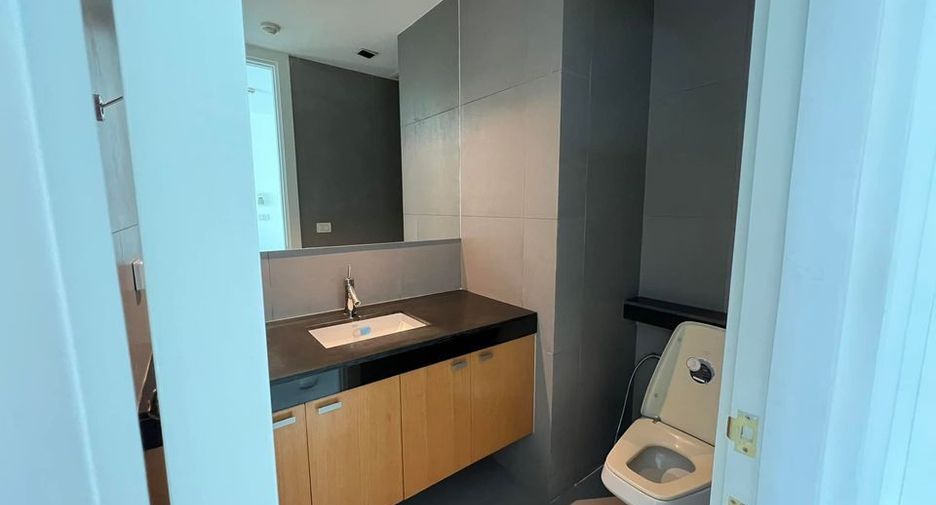 For rent 3 bedrooms condo in Pathum Wan, Bangkok
