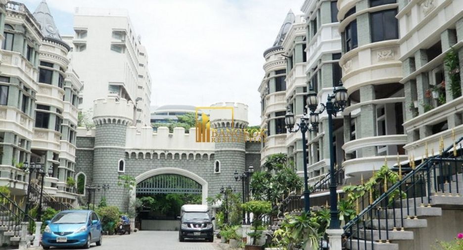 Reihenhaus zur Miete und zum Kauf mit 4 Zimmer in Watthana, Bangkok