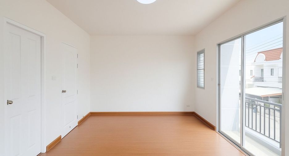 Casa adosada en venta de 3 habitaciones en Phra Pradaeng, Samut Prakan