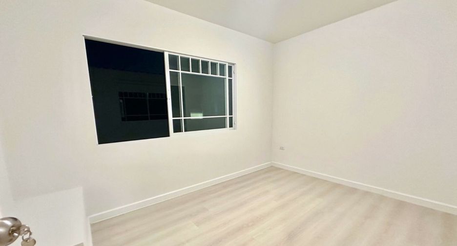 For rent and for sale 2 bedrooms townhouse in Phra Samut Chedi, Samut Prakan