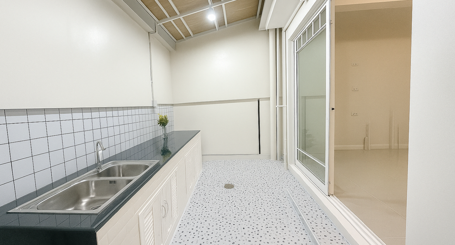 For rent and for sale 2 bedrooms townhouse in Phra Samut Chedi, Samut Prakan