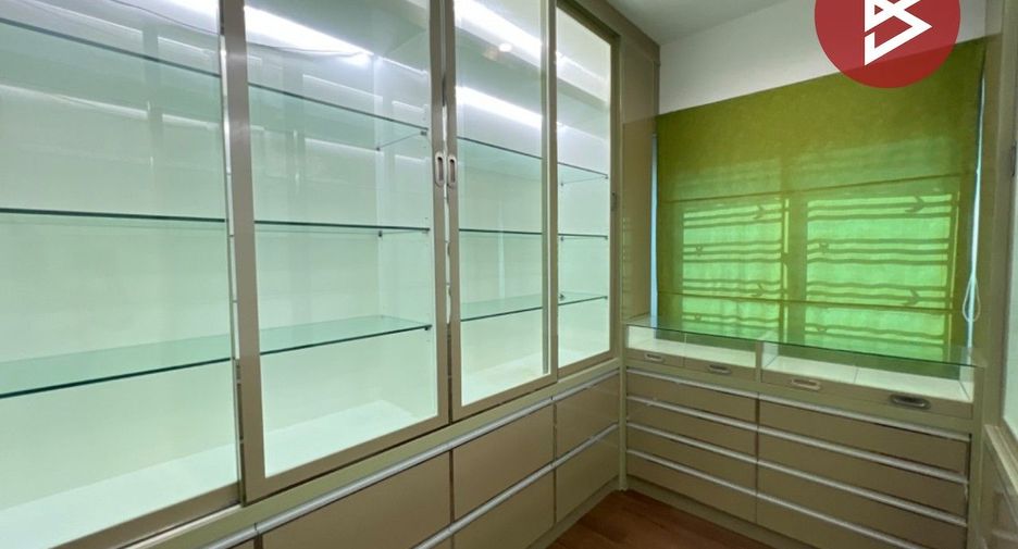 For sale 4 bedrooms house in Sam Phran, Nakhon Pathom