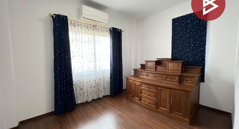 For sale 4 bedrooms house in Sam Phran, Nakhon Pathom