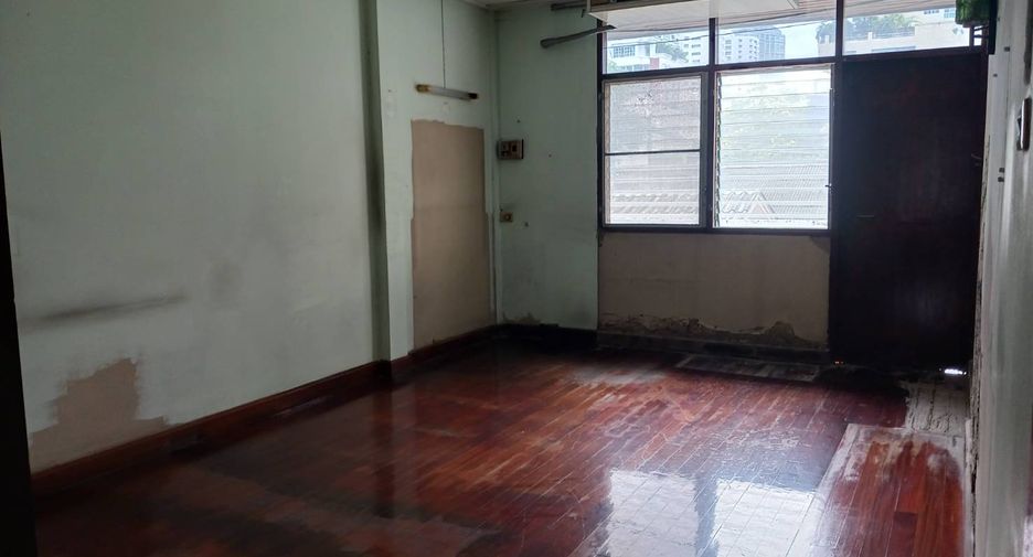 For rent retail Space in Watthana, Bangkok