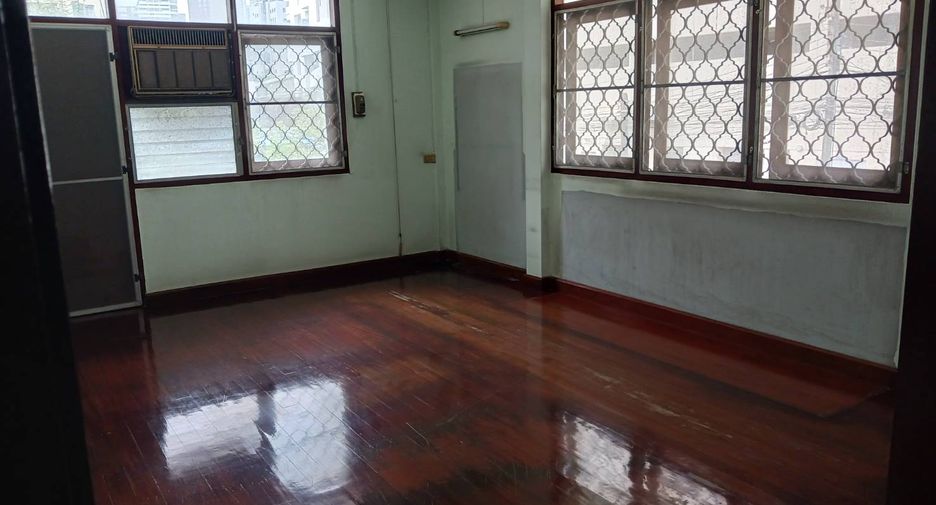For rent retail Space in Watthana, Bangkok