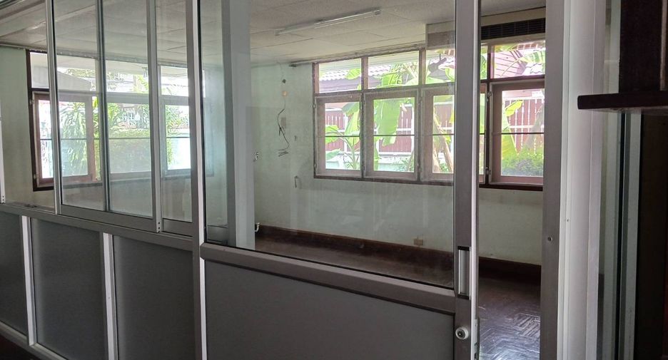 For rent retail Space in Watthana, Bangkok