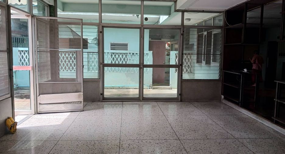 For rent retail Space in Watthana, Bangkok