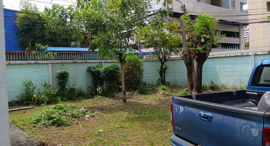 For rent retail Space in Watthana, Bangkok