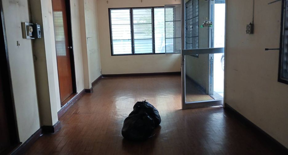 For rent retail Space in Watthana, Bangkok