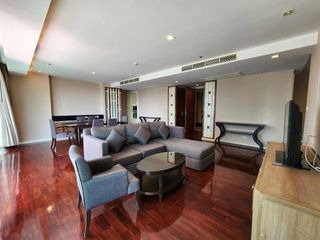 À louer 3 chambres appartement avec services à Khlong Toei, Bangkok